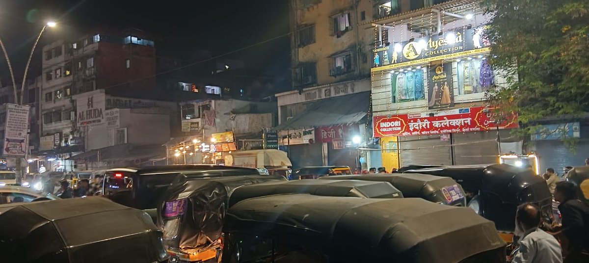 IraqiArif's tweet photo. Heavy traffic at M.M.Valley. Mittal Junction due to the Mela at Mittal and MMValley and the department are sleeping at home.....@ThaneLive @CMOMaharashtra @ThaneCityPolice https://t.co/ed2rZlrMnn