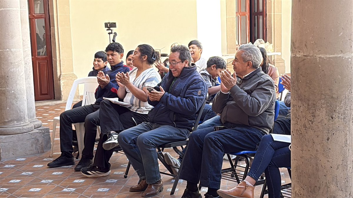 MAntorchaDgo's tweet photo. #Entérate //  La poesía se vistió de lucha y sentimiento con el Movimiento Antorchista.

En el marco del Día Internacional de la Poesía, más de 50 voces se unieron en un recital inolvidable. No fue solo un evento cultural; fue un acto de resistencia y sensibilidad.

A través de la palabra, se rescataron las obras de poetas que han dado voz a los pueblos oprimidos con la poesía social, pero también se sintió la profundidad del alma con la poesía lírica.

Agradecemos a cada uno de los participantes que, con su declamación, demostraron que la cultura es un pilar fundamental para la transformación social.

#Poesía