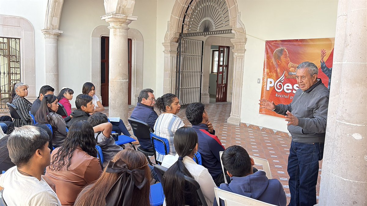 MAntorchaDgo's tweet photo. #Entérate //  La poesía se vistió de lucha y sentimiento con el Movimiento Antorchista.

En el marco del Día Internacional de la Poesía, más de 50 voces se unieron en un recital inolvidable. No fue solo un evento cultural; fue un acto de resistencia y sensibilidad.

A través de la palabra, se rescataron las obras de poetas que han dado voz a los pueblos oprimidos con la poesía social, pero también se sintió la profundidad del alma con la poesía lírica.

Agradecemos a cada uno de los participantes que, con su declamación, demostraron que la cultura es un pilar fundamental para la transformación social.

#Poesía