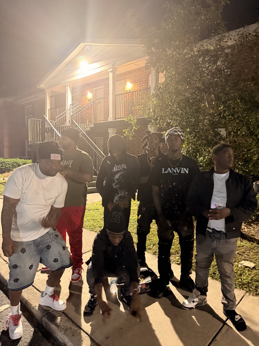 Fookie100k_'s tweet photo. Pop out with the them members a nigga bet no play with this shit I’m dying about the gang I’ll spray bout the click💯🩸… 👻 https://t.co/cdkTjit51c
