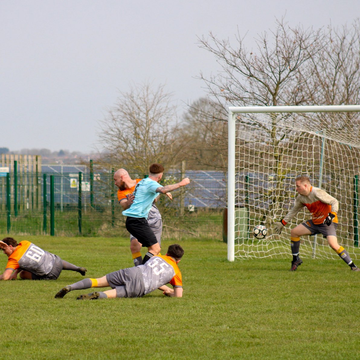 SkettleFC's tweet photo. FULL TIME.

Skettle 3 - 3 Big Bear

Goalscorers:
Carlton Beardmore ⚽️
Ryan Hodkinson⚽️
Callum Steers ⚽️

In Loving Memory Of Samuel Kettle 🧡 https://t.co/ujKoT3ZpYv