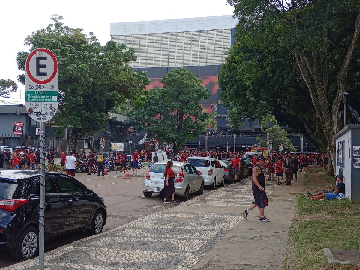 supporterutstyr's tweet photo. One hour to kick off of the local derby and rivalry between Athletico Paranaense and Coritiba. We are at home and have to win it! #vamosfuracao #CAPxCOR https://t.co/G2U3awqLLa