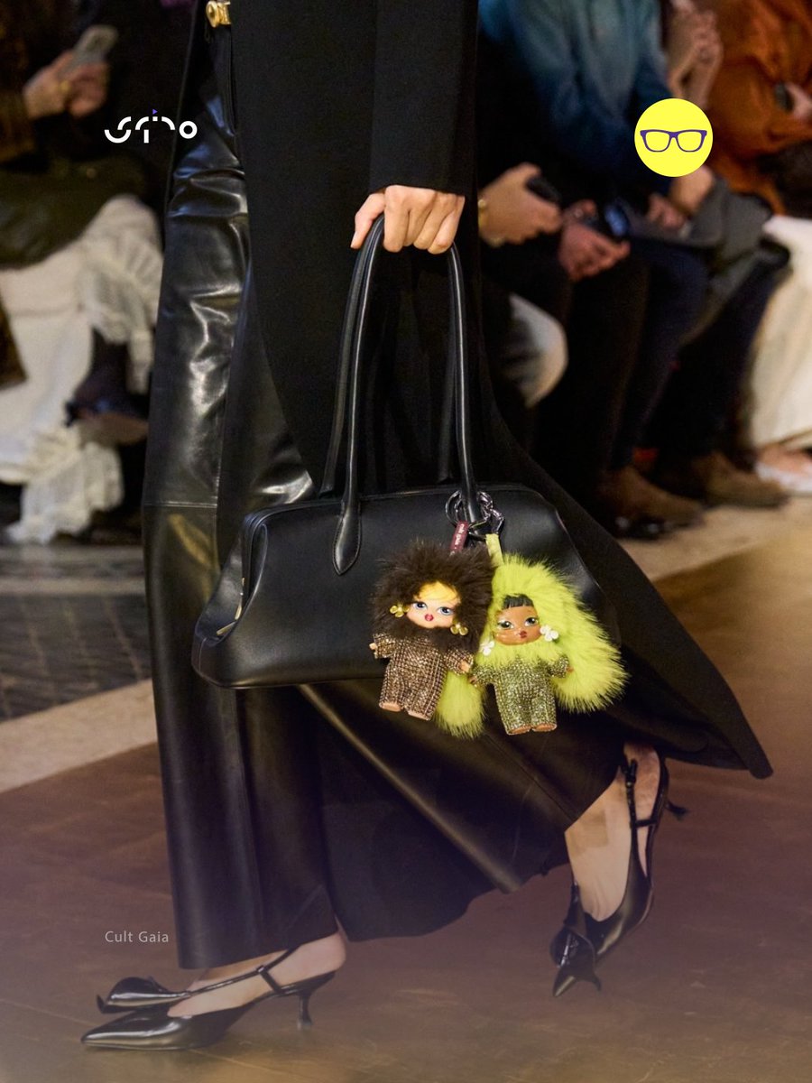 Mohtawaae's tweet photo. تعيد #CultGaia دمى #Bratz إلى منصات الموضة كتعليقات حقائب قابلة للاقتناء باسم #Bratziez 👜✨ في أسبوع الموضة بنيويورك حيث تمزج حنين الألفينات بهوس الإكسسوارات وتستند إلى قصة شخصية للمصممة #جاسمين_لاريان_حكمت التي تحولت طفولتها إلى مصدر إلهام لقطعة عصرية
#شغف_بالمعرفة https://t.co/3NcsyPl4J2