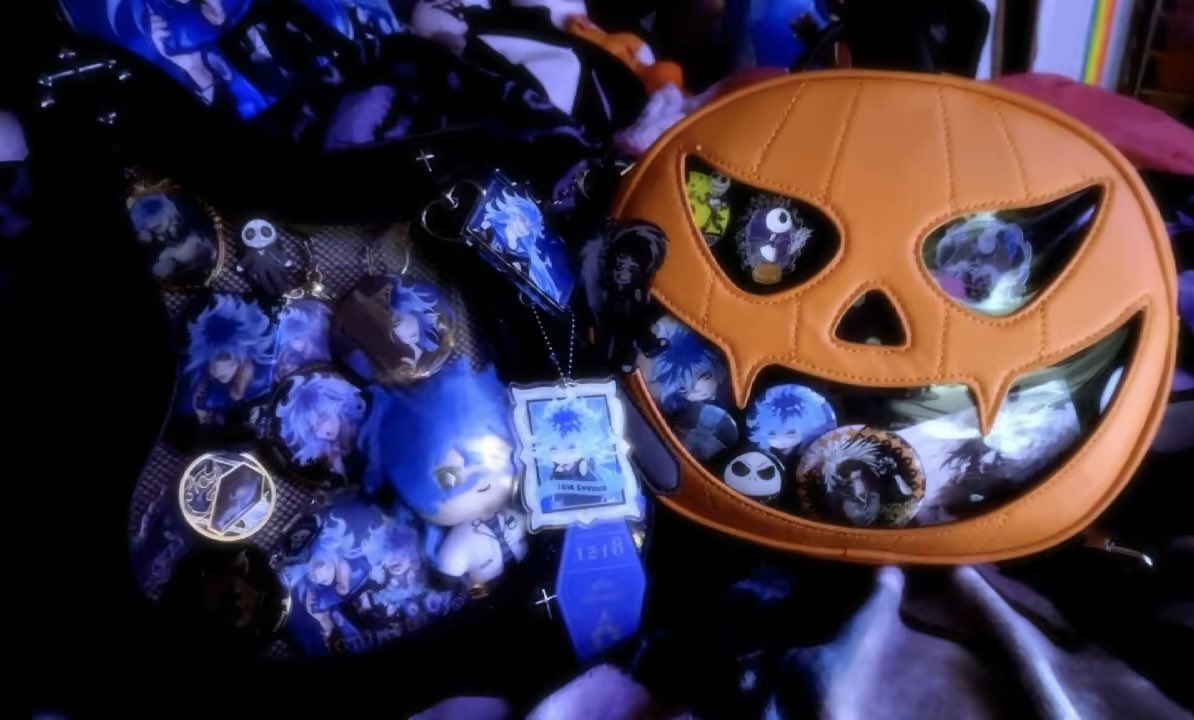 Z0MBIEFICATI0N's tweet image. UPDATED ITA BAGS AND SHRINE!!!!!!!! sneaking gloomy pumpkins in there i couldbt be happier #dedicated 🎃💀