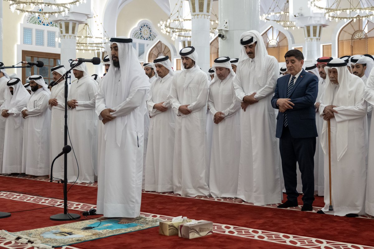 QatarNewsAgency's tweet photo. سمو الأمير يؤدي صلاة الجنازة على شهداء الوطن إثر سقوط مروحية تابعة للقوات المسلحة القطرية في المياه الإقليمية للدولة خلال تأديتهم واجبهم الوطني، في جامع الإمام محمد بن عبدالوهاب بالدوحة.
#قنا #قطر https://t.co/ECrWvfbDRA