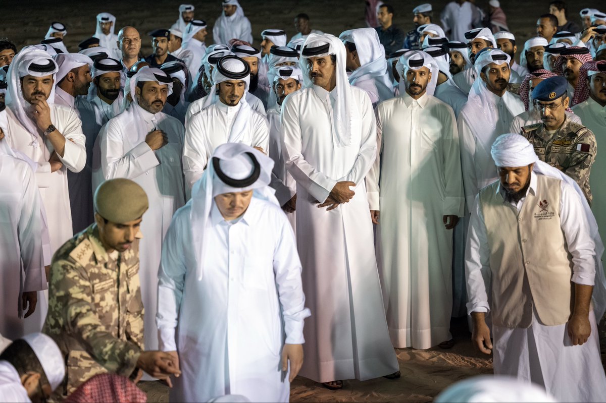 QatarNewsAgency's tweet photo. سمو الأمير يؤدي صلاة الجنازة على شهداء الوطن إثر سقوط مروحية تابعة للقوات المسلحة القطرية في المياه الإقليمية للدولة خلال تأديتهم واجبهم الوطني، في جامع الإمام محمد بن عبدالوهاب بالدوحة.
#قنا #قطر https://t.co/ECrWvfbDRA