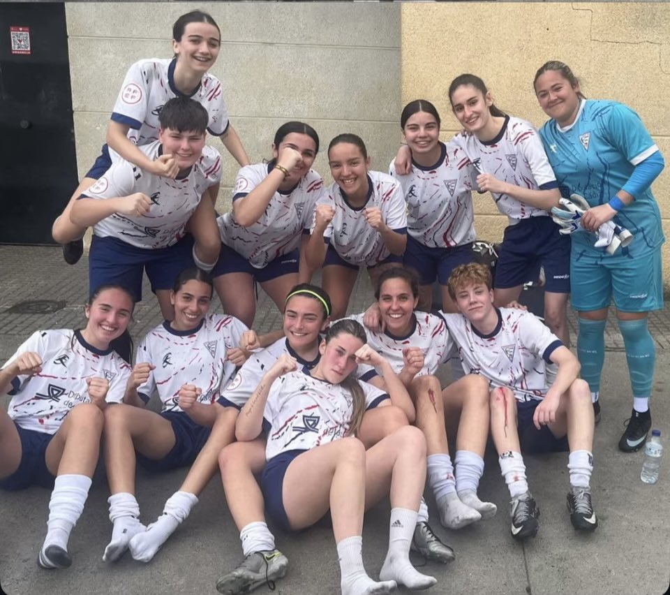 Marisalapurga's tweet photo. Debut de mi pequeña con 15 años en 3RFEF ❤️
Gracias al equipo Senior por la acogida y arropamiento que le han dado, verte cumplír tus sueños es mi felicidad 🥰 https://t.co/lbiMC7FoJb