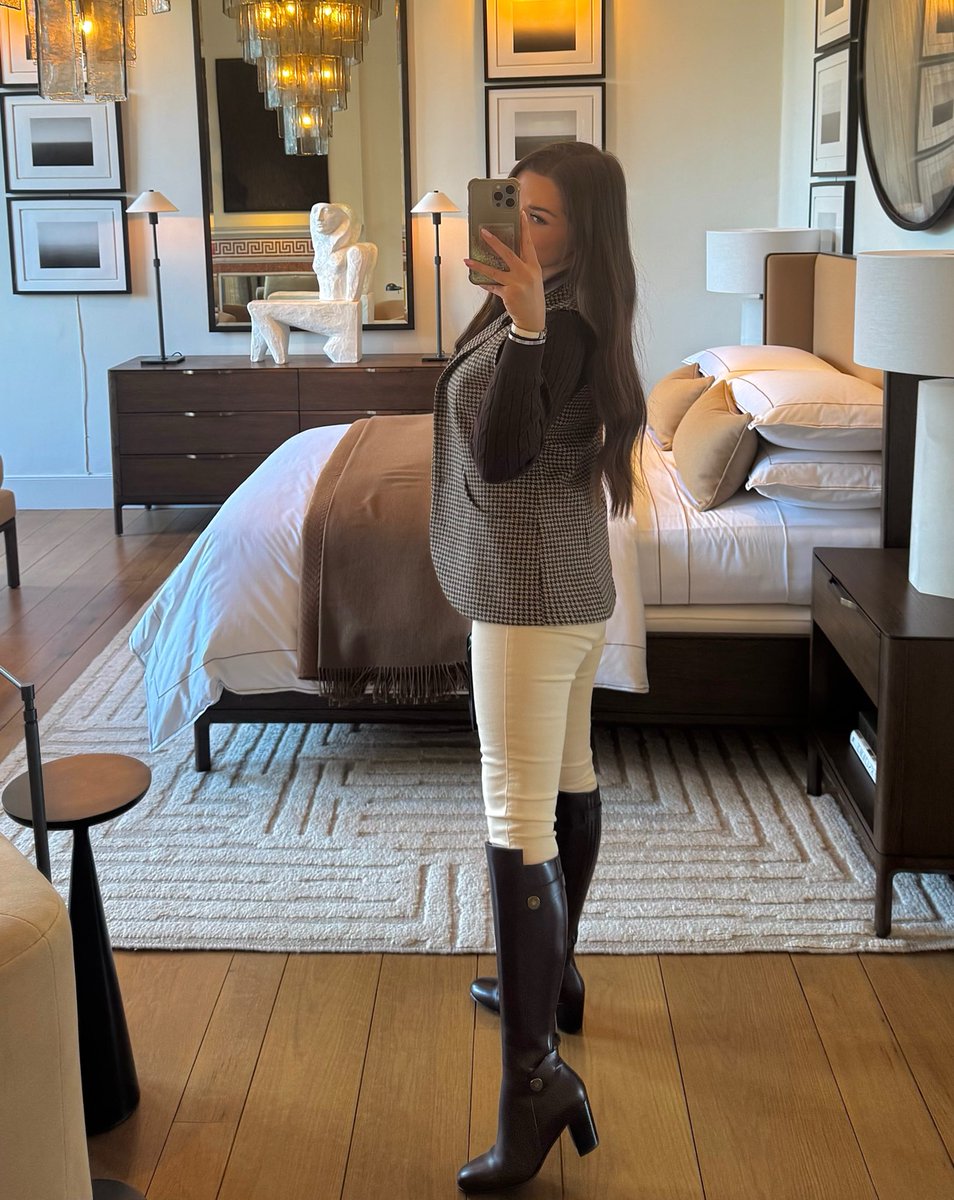 ccountryGoddess's tweet photo. Boots that were made to walk all over you 👢 https://t.co/mYNU0S6iq3