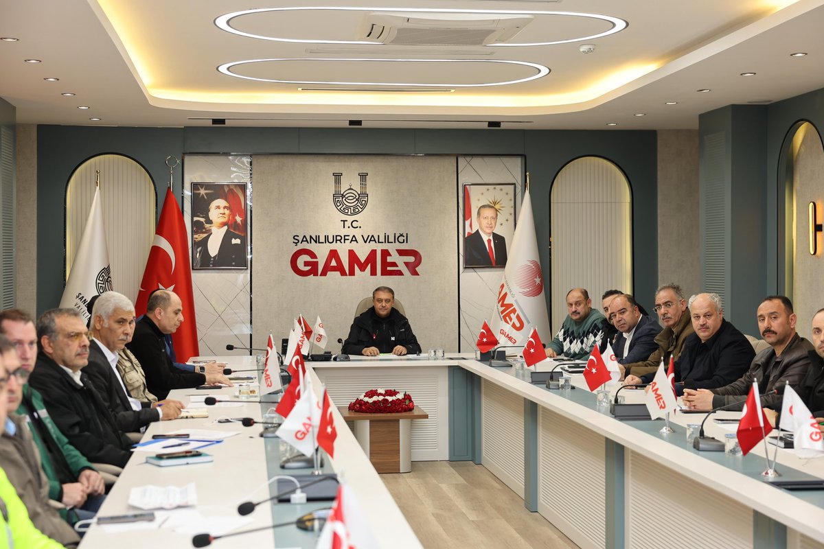 sanliurfabld's tweet photo. Şehrimizde etkili olan sağanak yağış sonrası vatandaşlarımızın mağduriyetini en aza indirmek için tüm birimlerimizle teyakkuz halindeyiz.

Büyükşehir Belediye Başkanımız Mehmet Kasım Gülpınar, Şanlıurfa Valiliğinin koordinesinde GAMER'de düzenlenen acil durum toplantısına katıldı. 

Büyükşehir Belediyemiz ve ŞUSKİ Genel Müdürlüğümüz tüm araç ve personeliyle sahada çalışmalarını sürdürüyor.
