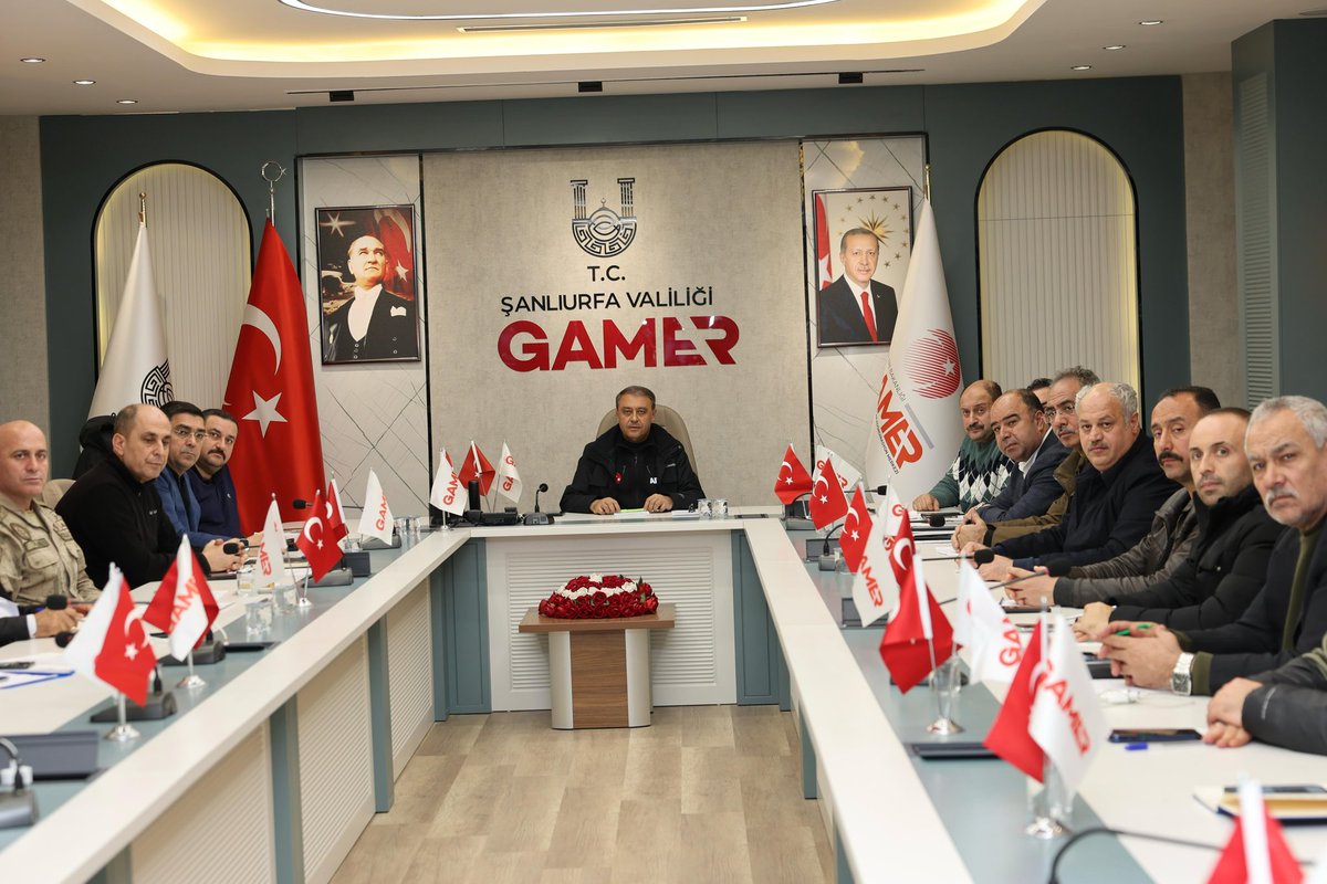 sanliurfabld's tweet photo. Şehrimizde etkili olan sağanak yağış sonrası vatandaşlarımızın mağduriyetini en aza indirmek için tüm birimlerimizle teyakkuz halindeyiz.

Büyükşehir Belediye Başkanımız Mehmet Kasım Gülpınar, Şanlıurfa Valiliğinin koordinesinde GAMER'de düzenlenen acil durum toplantısına katıldı. 

Büyükşehir Belediyemiz ve ŞUSKİ Genel Müdürlüğümüz tüm araç ve personeliyle sahada çalışmalarını sürdürüyor.