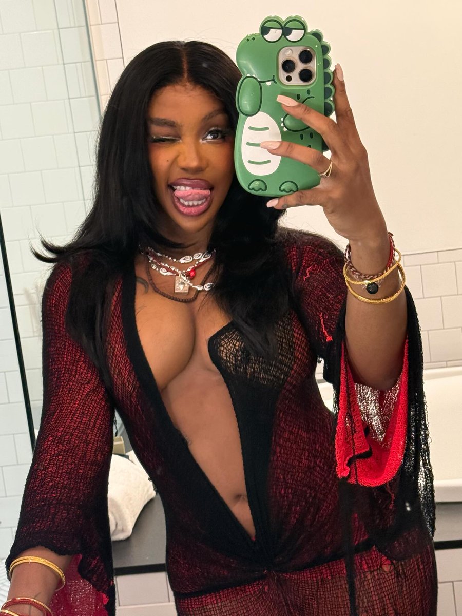 Complex's tweet photo. Selfie Sundays with SZA 😍 https://t.co/2xUOQ95b9T