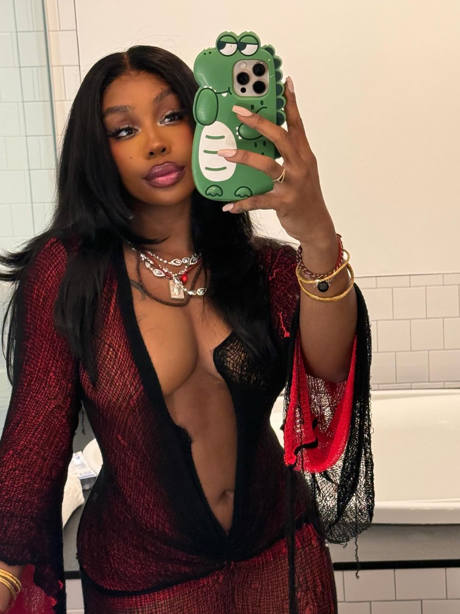 Complex's tweet photo. Selfie Sundays with SZA 😍 https://t.co/2xUOQ95b9T