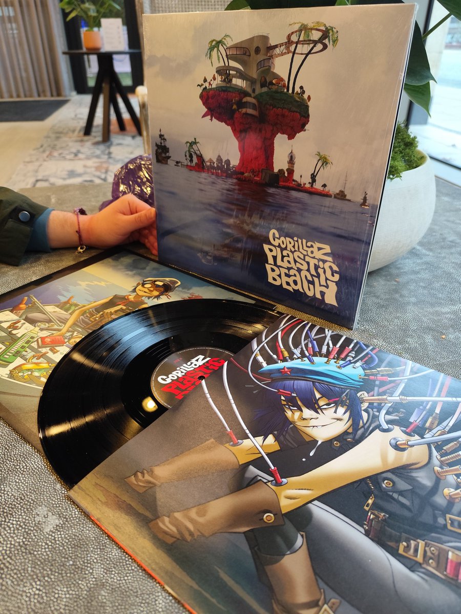 DavidGomezBerna's tweet photo. Gerard pillandose plastic beach porque puede https://t.co/w3lbtZWVH4
