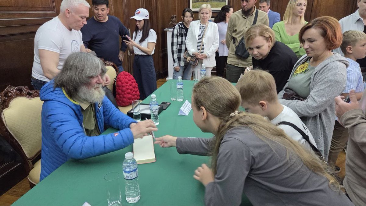 Посольство России,AR tweet media