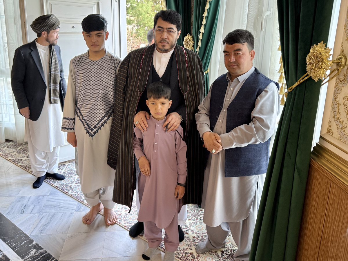 _nation_party's tweet photo. (۶۲)

به مناسبت عید سعید فطر؛ دیدار و عید مبارکی با اقشار مختلف مردم شریف، مومن و عزتمند کابل

کابل - ۲ حمل ۱۴۰۵ https://t.co/vqkVdTCKqZ