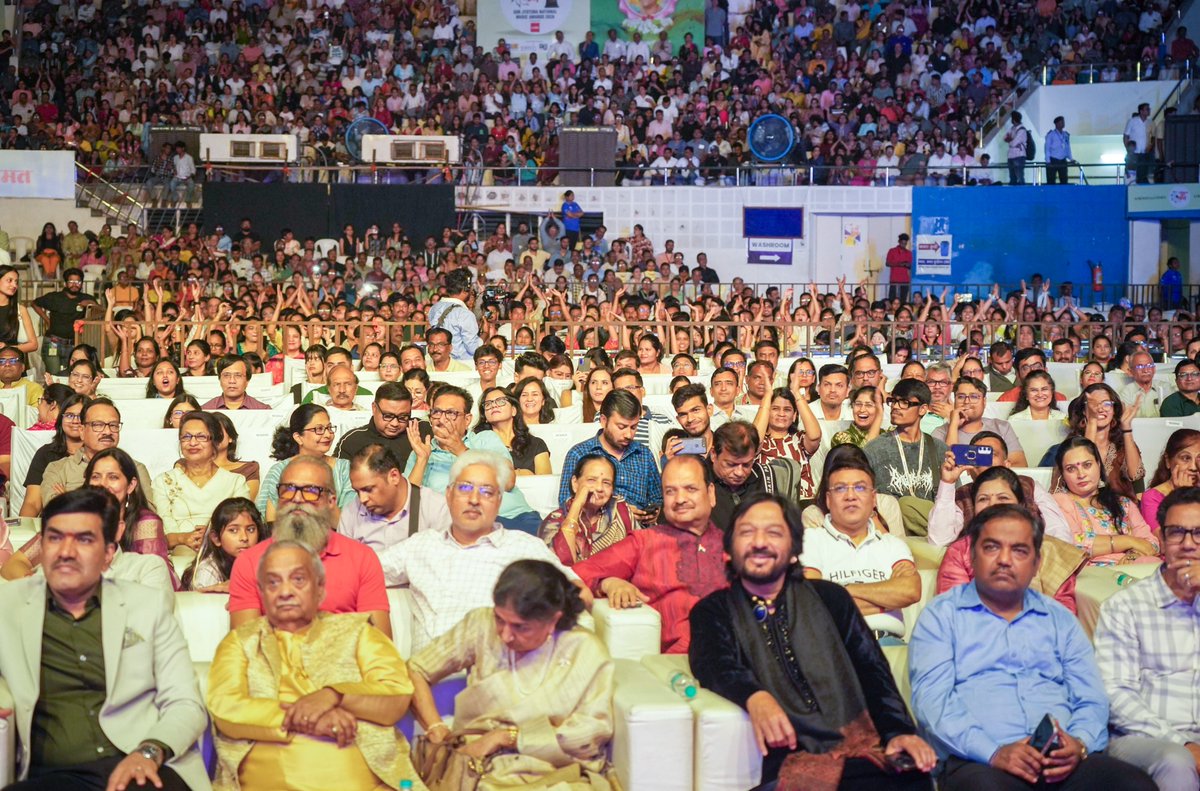 भारतीय संगीताच्या समृद्ध परंपरेला प्रोत्साहन देणारा सोहळा..!

मुख्यमंत्री देवेंद्र फडणवीस यांनी 'लोकमत सूर ज्योत्स्ना राष्ट्रीय संगीत पुरस्कार 2026' कार्यक्रम येथे उपस्थिती दर्शवली आणि उपस्थितांना संबोधित केले. 

मुख्यमंत्री फडणवीस यावेळी म्हणाले, आपण सर्वजण स्व. ज्योत्स्ना दर्डा
