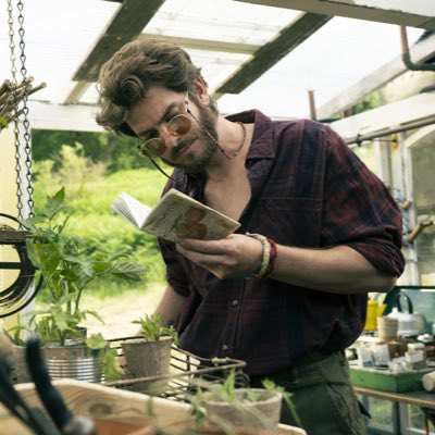 roni’s back i guess 📖🖤🐉 tweet media