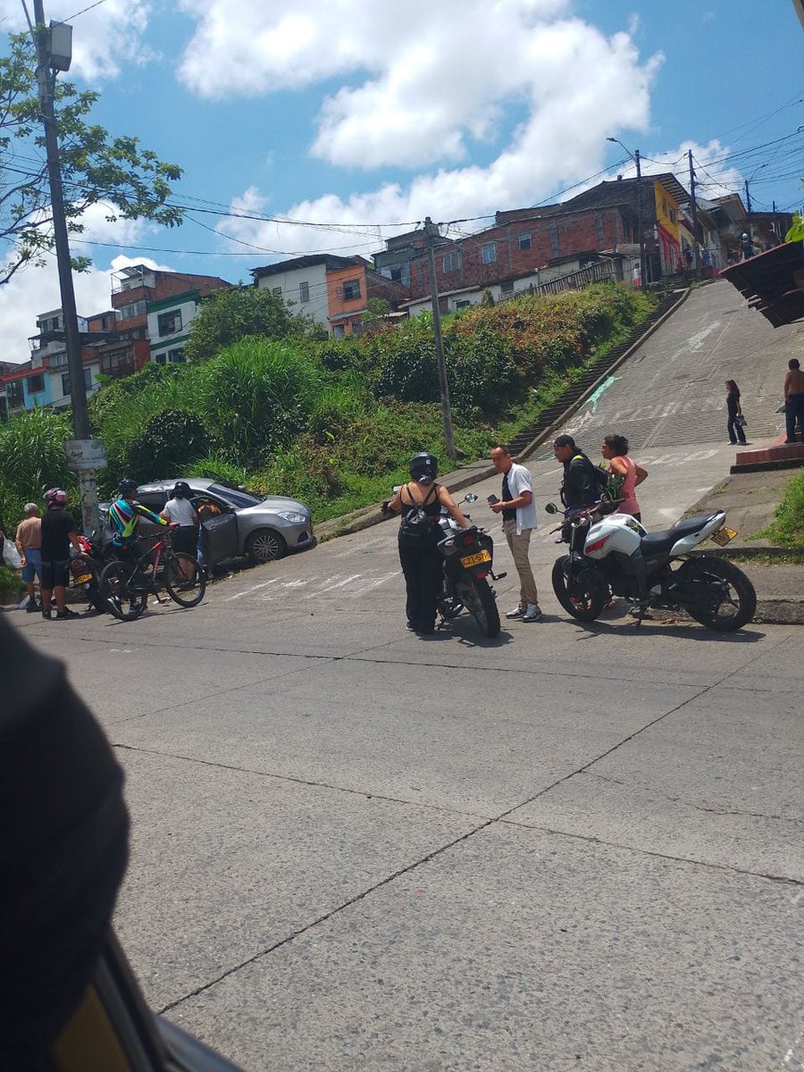 gecalderon2011's tweet photo. El carrito no pudo subir la pendiente de la calle 24 con avenida Del Río en Pereira.

Le quedó vuelto chicuca el rabito. https://t.co/SiqpGO1jw5