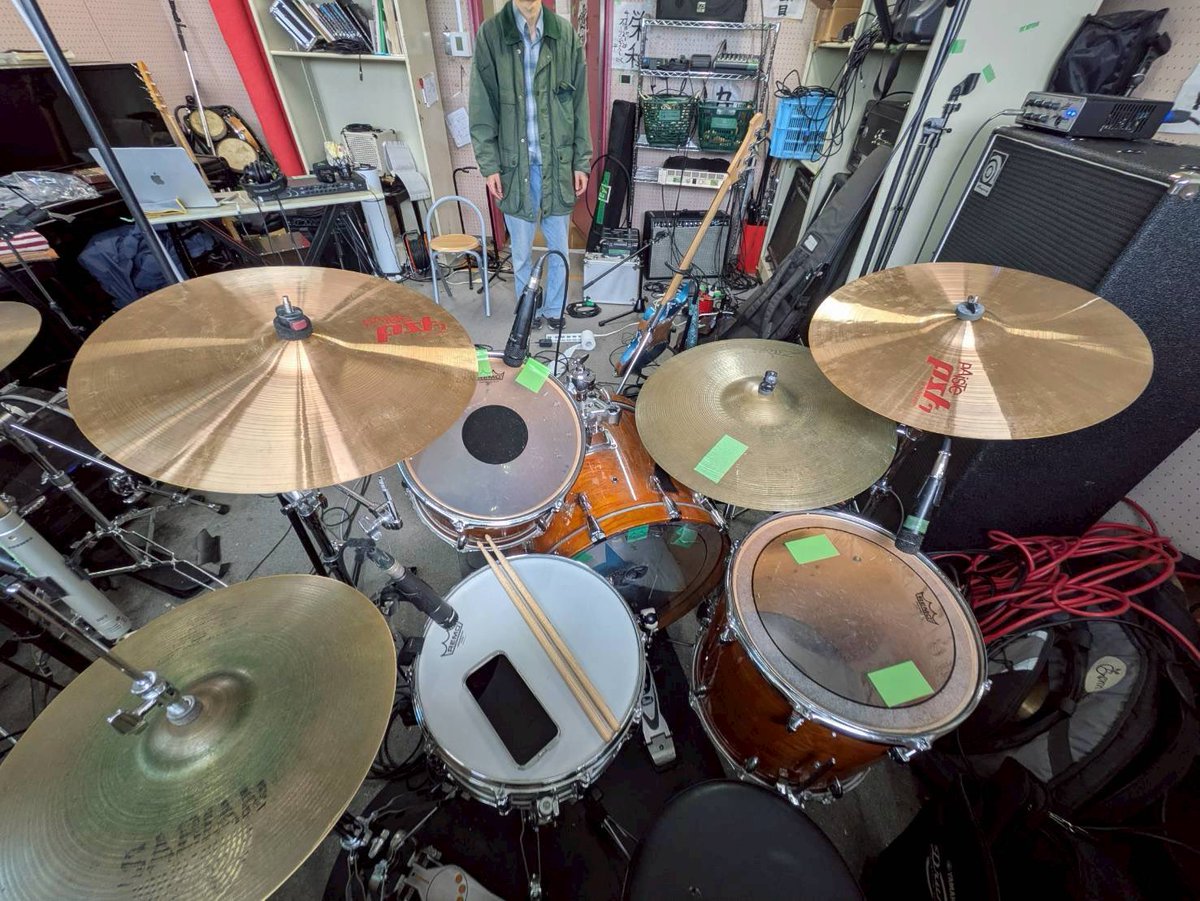 今日は3曲分のドラムを録音しました
お馴染みのホームメイドスタイル
あと数曲録って、春ごろに出すことを目標としています
待っててください🔜