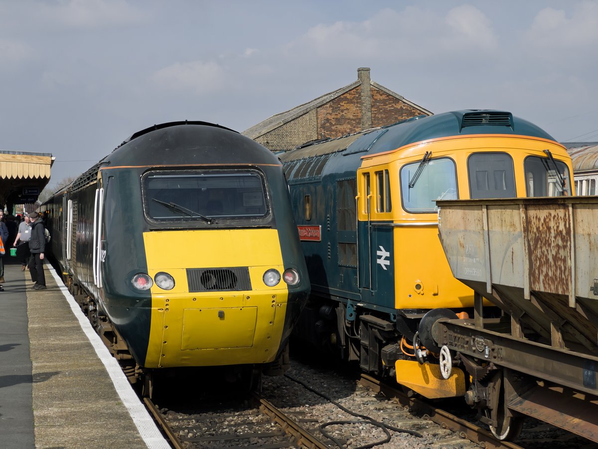 GeorgeBeany978's tweet photo. A chance to see ROMIC's complete Castle Set running at the Mid-Norfolk Railway for the first time. 

43092 and 43093, the last set out of Laira, would have their first running day under ownership of ROMIC up and down the railway alongside the 142 Pacer. https://t.co/BTPv7vXWt7