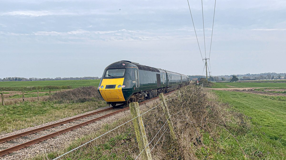 GeorgeBeany978's tweet photo. A chance to see ROMIC's complete Castle Set running at the Mid-Norfolk Railway for the first time. 

43092 and 43093, the last set out of Laira, would have their first running day under ownership of ROMIC up and down the railway alongside the 142 Pacer. https://t.co/BTPv7vXWt7