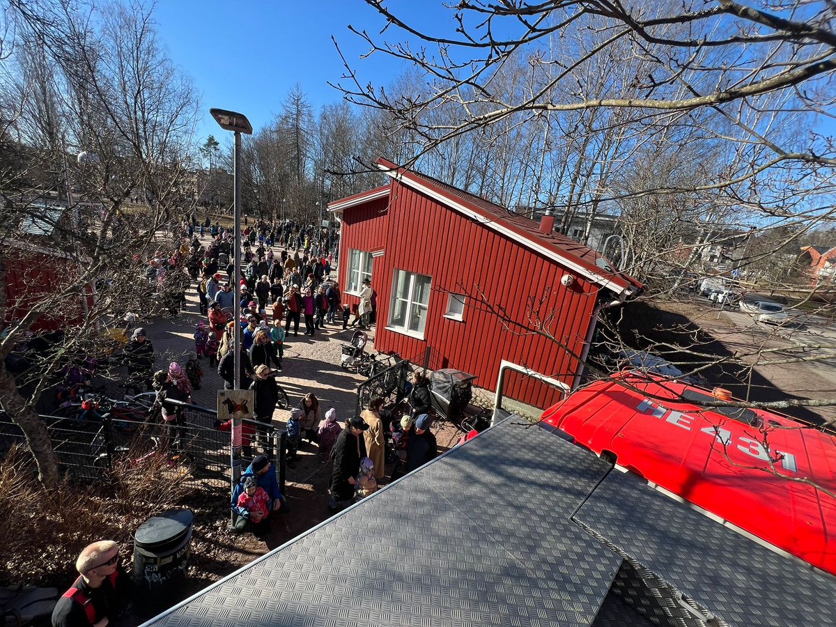 LHSP_ry's tweet photo. Tänään kävimme esittelemässä toimintaamme ja kalustoamme Laurinniityn leikkipuistossa MLL Haagan järjestämässä kevättaikaa tapahtumassa.
Aurinkoinen kevätsää sai runsaasti ihmisiä liikkeelle, kiitos kaikille kävijöille! 

#lhsp #sopimuspalokunta #helsinki #stadinturvaksi https://t.co/z0sWUpMNEt