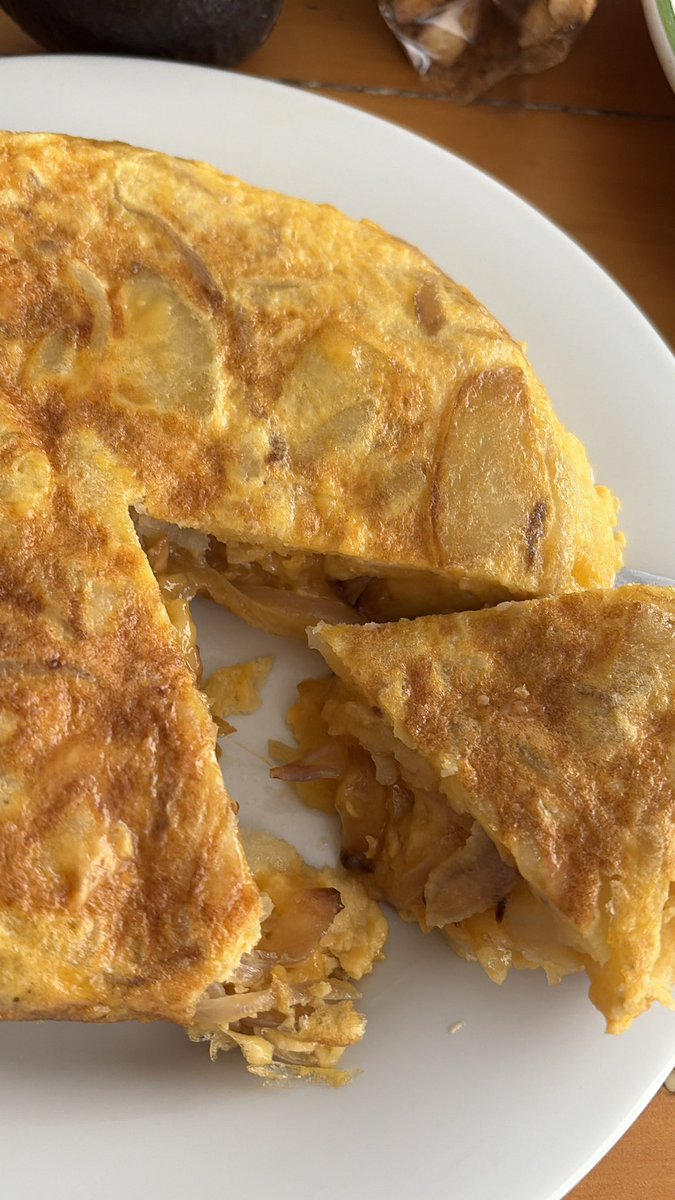 Hice tortilla de papa por primera vez la próxima le tengo q poner mas huevo pero de sabor quedo espectacular