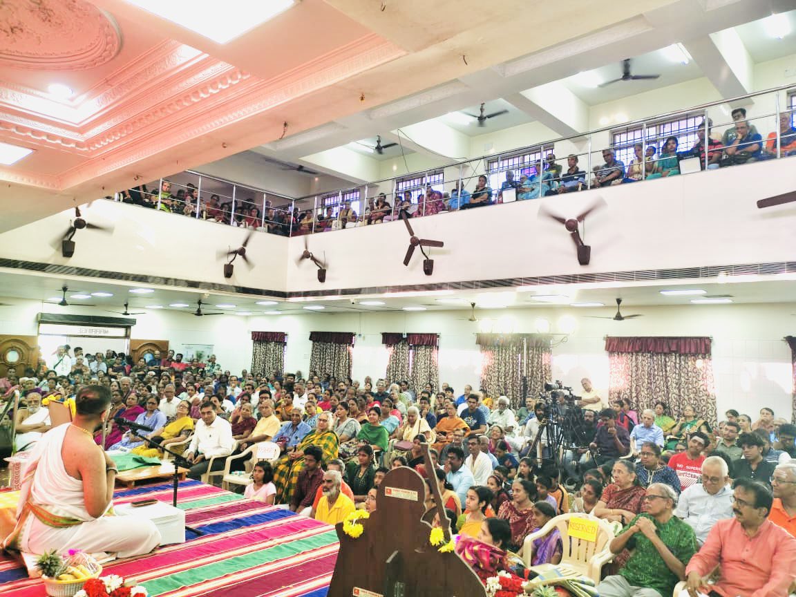 dushyanthsridar's tweet photo. A long weekend! 😃 After speaking at a marriage in Hyderabad, I rendered a discourse on ‘Sri Hanumane Engal Thala, Thalaivan & Thalapathy’ in Chennai at the Nanganallur Sri Anjaneyar Premises (mandapam) for Sadhana Goshala (please look into their site, and contribute towards go-samrakshanam) to a Hall-full of astikas 🙏🏽 Special thanks to Sri Ramani Maama, Vidwan Lalgudi Sri Jayaraman, Advocate Sri PB Ramanujam Maama & Bombay Sri Chanakya for staying till the end. This was followed by a discourse on ‘Gayatri Ramayanam’ for Sri Rama Seva Mandali in Mysuru. The astikas who attended in large numbers did not move for 150 minutes! ❤️
Crucial fortnight ahead - #Chennai, #Secunderabad, #Bengaluru, #Coimbatore, #Palakkad & #Mumbai - Continuous 14 discourses in Tamizh & English 🙏🏽