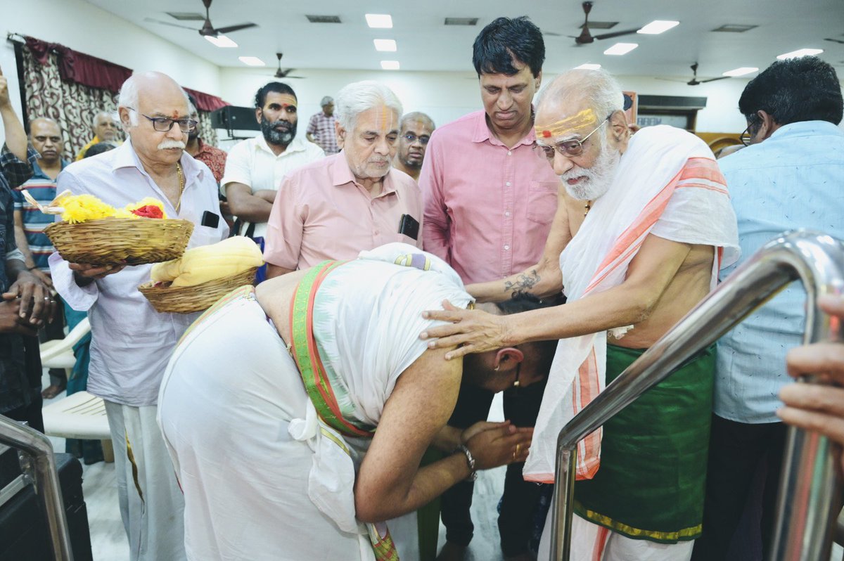 dushyanthsridar's tweet photo. A long weekend! 😃 After speaking at a marriage in Hyderabad, I rendered a discourse on ‘Sri Hanumane Engal Thala, Thalaivan & Thalapathy’ in Chennai at the Nanganallur Sri Anjaneyar Premises (mandapam) for Sadhana Goshala (please look into their site, and contribute towards go-samrakshanam) to a Hall-full of astikas 🙏🏽 Special thanks to Sri Ramani Maama, Vidwan Lalgudi Sri Jayaraman, Advocate Sri PB Ramanujam Maama & Bombay Sri Chanakya for staying till the end. This was followed by a discourse on ‘Gayatri Ramayanam’ for Sri Rama Seva Mandali in Mysuru. The astikas who attended in large numbers did not move for 150 minutes! ❤️
Crucial fortnight ahead - #Chennai, #Secunderabad, #Bengaluru, #Coimbatore, #Palakkad & #Mumbai - Continuous 14 discourses in Tamizh & English 🙏🏽