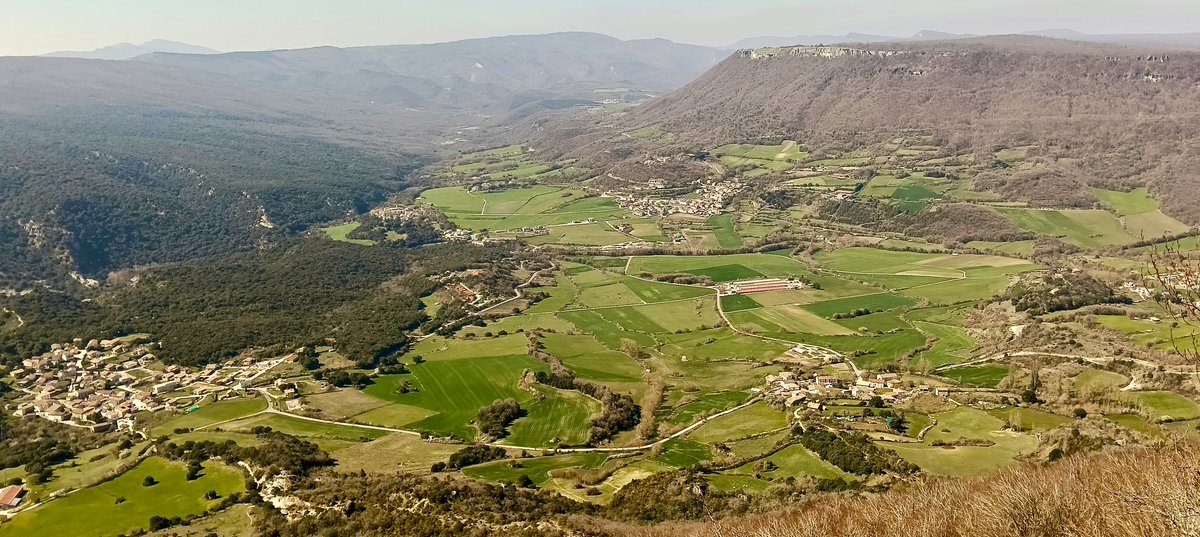 e13sirio's tweet photo. Preciosa mañana en #AmeskoaBaja #Urbasa #Limitaciones
Balcones de ensueño.
#TrasLasHuellasDeILO #Navarra
De izda a derecha, #Artaza #Baríndano #Ecala #Zudaire #Gollano #Baquedano https://t.co/FDWI8wFq78
