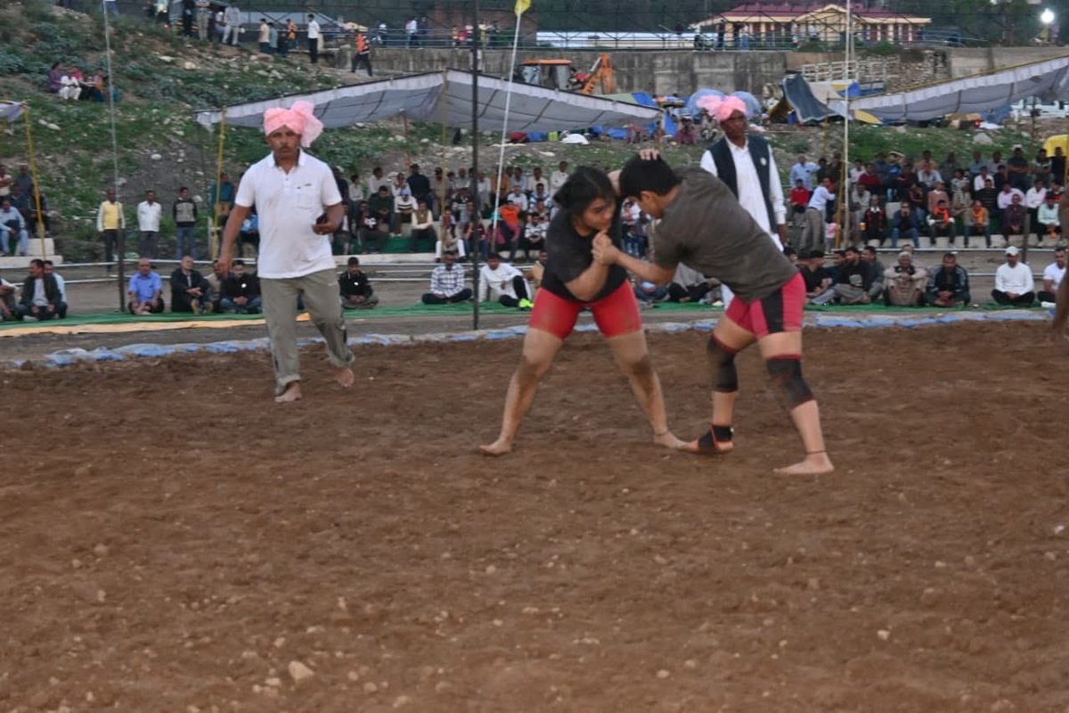 राज्य स्तरीय नलवाड़ी मेला-2026 के अवसर पर आयोजित कुश्ती प्रतियोगिता के रोमांचक मुकाबले देखने को मिले। हिमबाला वर्ग में कुल 30 कुश्ती मुकाबले संपन्न हुए, जिनमें पहलवानों ने दमखम और उत्कृष्ट खेल का प्रदर्शन किया। हिमबाला में प्रेरणा प्रथम, खुशी दूसरे तथा अनीता तीसरे स्थान पर रहीं।
