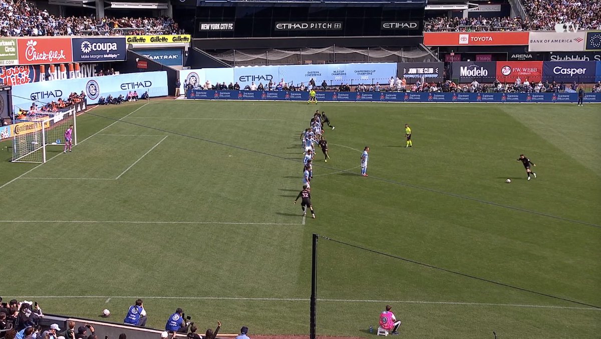 Sim, Lionel Messi fez esse gol de falta.