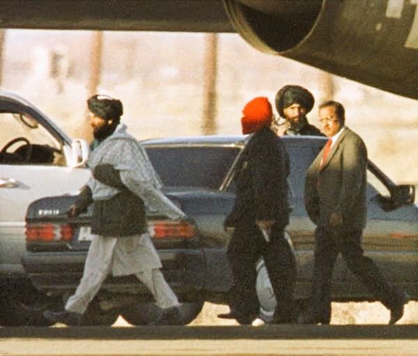 bharat_archives's tweet image. December 1999.
IC-814 hijacked to Kandahar.
India sent negotiators, including Ajit Doval. One wrong move, 150+ lives at risk.
India released 3 terrorists to save the hostages, still debated today. 🇮🇳
Was India’s decision right?
#Dhurandhar2‌ #Dhurandhar2‌TheRevenge