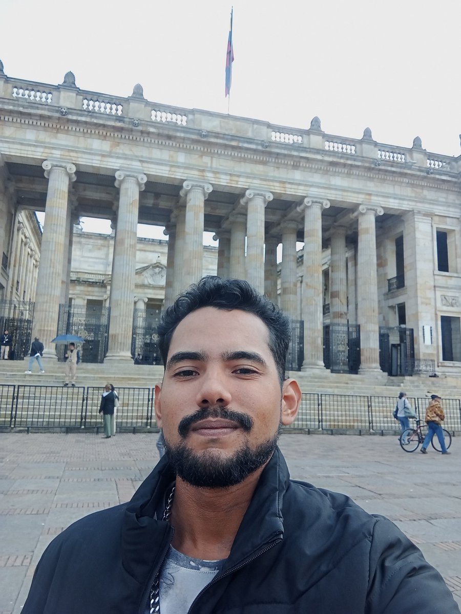 MigGonzM's tweet photo. Selfie selfie selfie selfie 
Ahora sí puedo hablar mrd de Bogotá https://t.co/yYmrgbJkL9