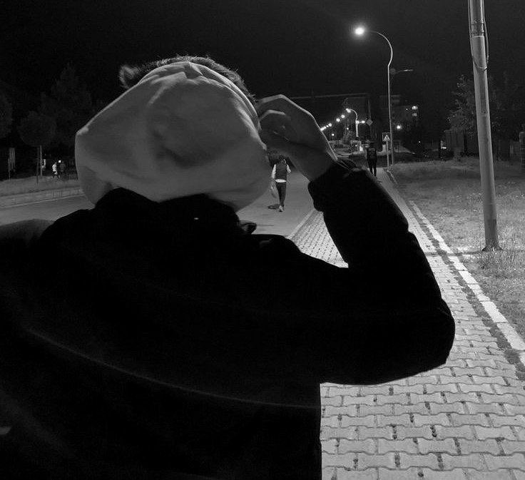 هذه المرة ثمّة شعورٌ ما يغبط صدري، لا يمكنني شرحه، فقط أشعر به ولا أستطيع الإفصاح عنه مهما كان أوّد الهروب فقط.