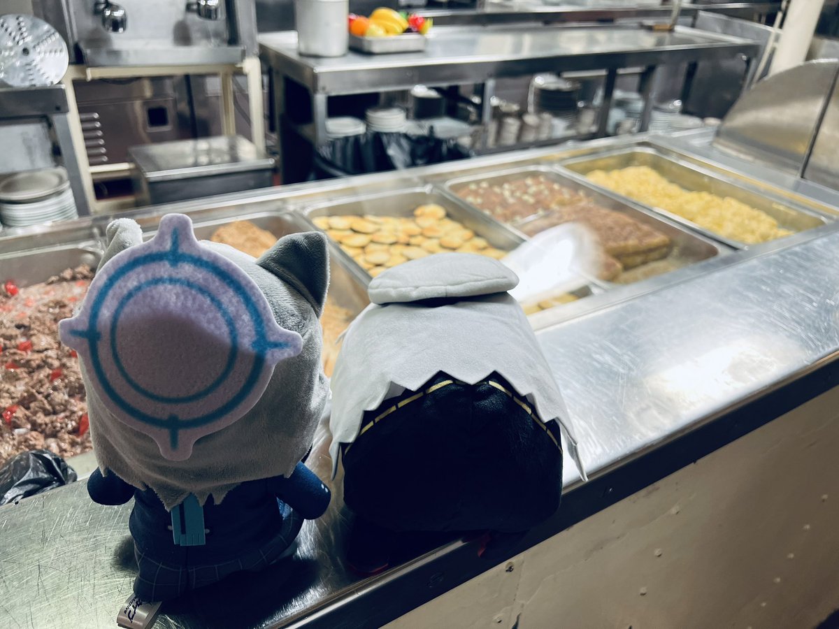 “We’re hungry, feed us now! We know you’re back there!!”

#AzurLane
#BlueArchive