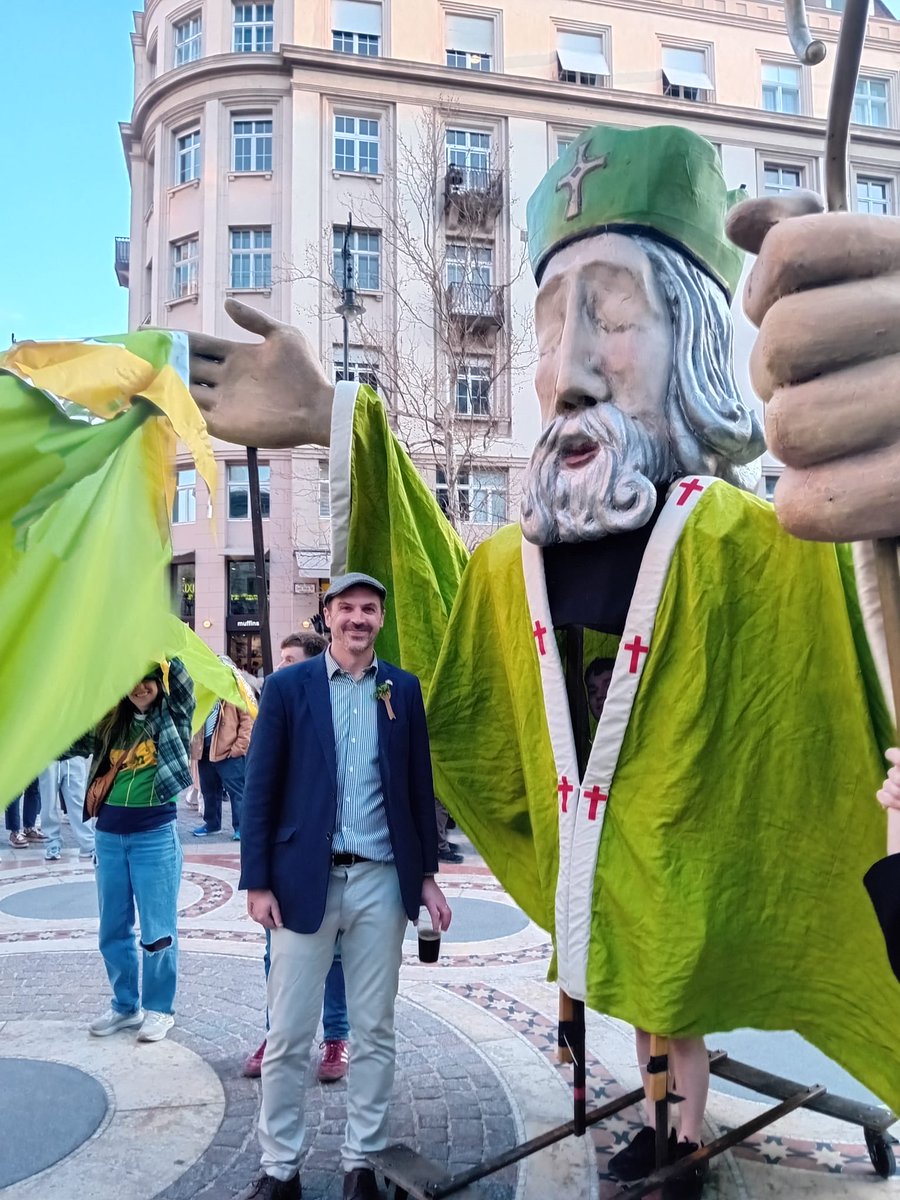 IrlAmbHungary's tweet image. Kicsi a bors de erős. Small as our Irish community in Hungary is, it packs a paprika punch. So proud to join them &amp;amp; thousands of Magyar friends in celebrating #StPatricksDay by dancing along the Danube - river named for a Celtic goddess.