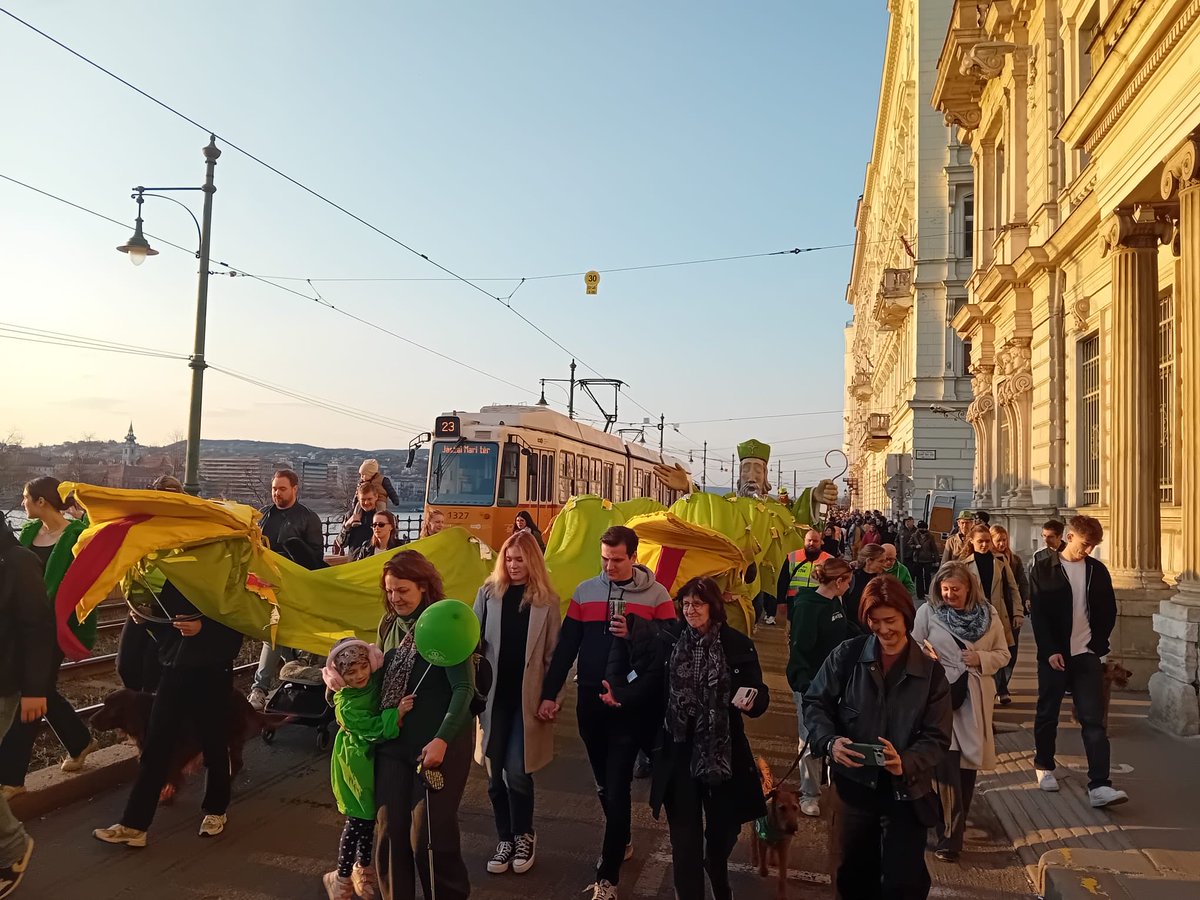 IrlAmbHungary's tweet image. Kicsi a bors de erős. Small as our Irish community in Hungary is, it packs a paprika punch. So proud to join them &amp;amp; thousands of Magyar friends in celebrating #StPatricksDay by dancing along the Danube - river named for a Celtic goddess.