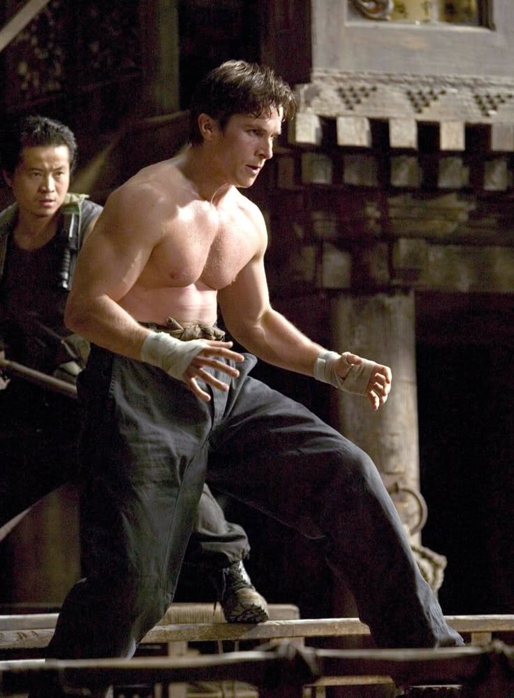 JudgeTrippyGuy's tweet photo. @FrenchRapUS He wasn't that shredded in Batman Begins, but still impressive to put the weight on so quick and stay fairly lean https://t.co/HfmKi5TfFH