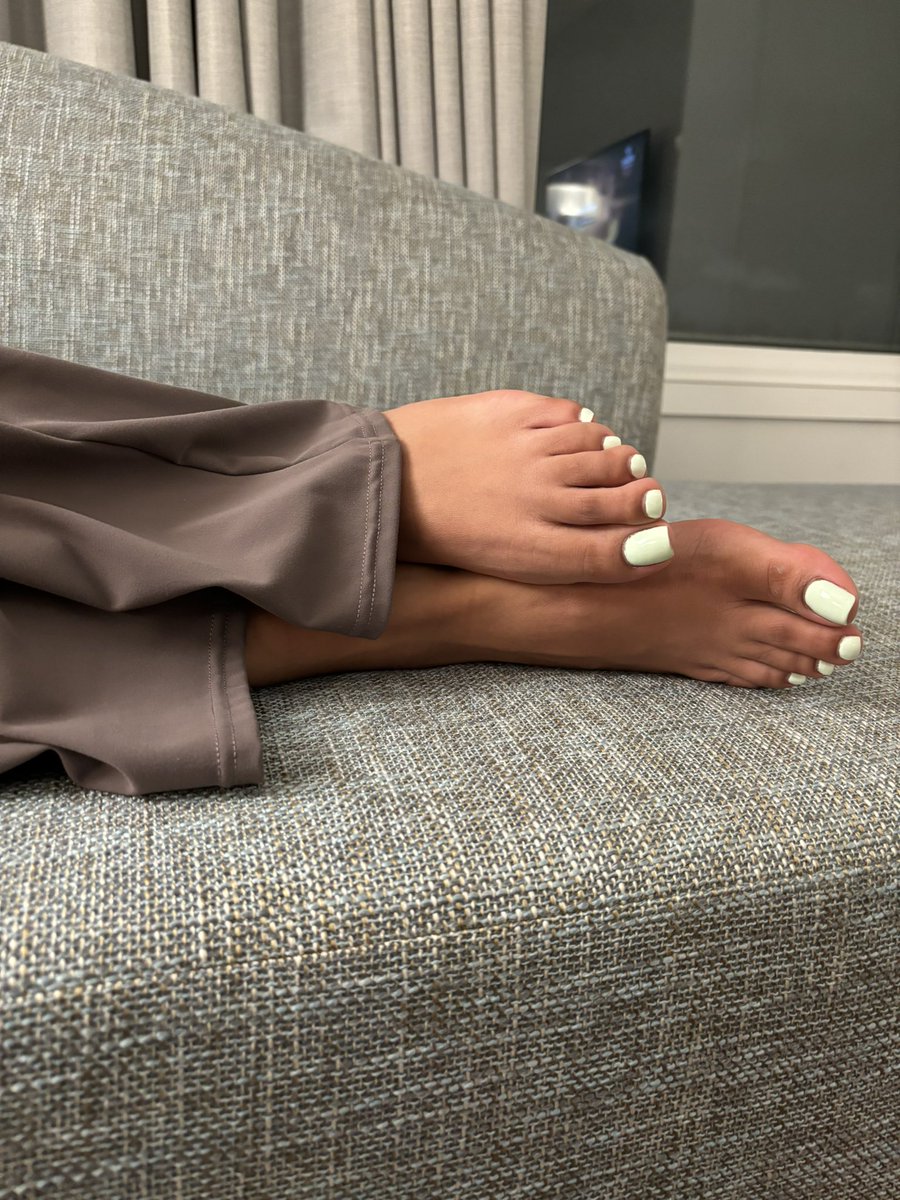 ImShylinMilan's tweet photo. Soles or toes? https://t.co/NobA5VTnrw