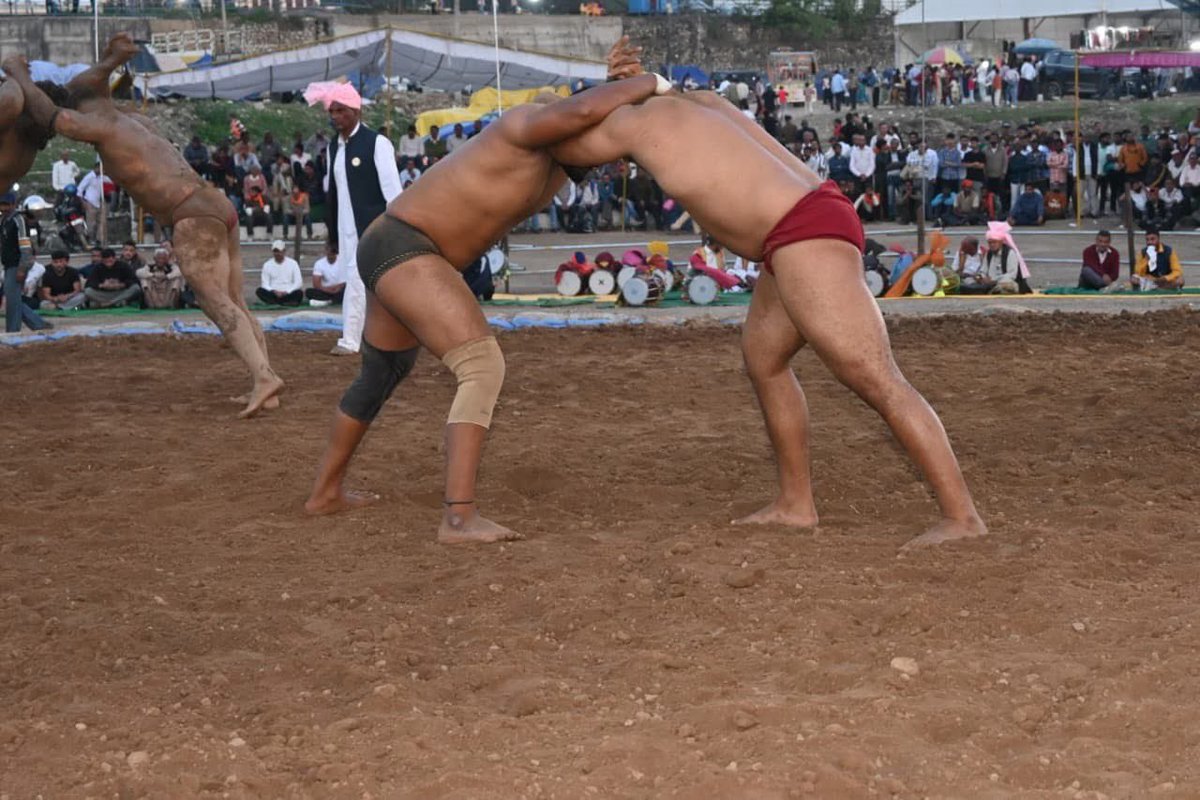 राज्य स्तरीय नलवाड़ी मेला में कुश्ती प्रतियोगिता के तीसरे दिन पहलवानों ने दिखाया दमखम

हिम कुमार वर्ग में लगभग 110 खिलाड़ियों ने भाग लिया, जबकि सामान्य कुश्ती वर्ग में करीब 150 पहलवानों ने अपनी उपस्थिति दर्ज कराई।