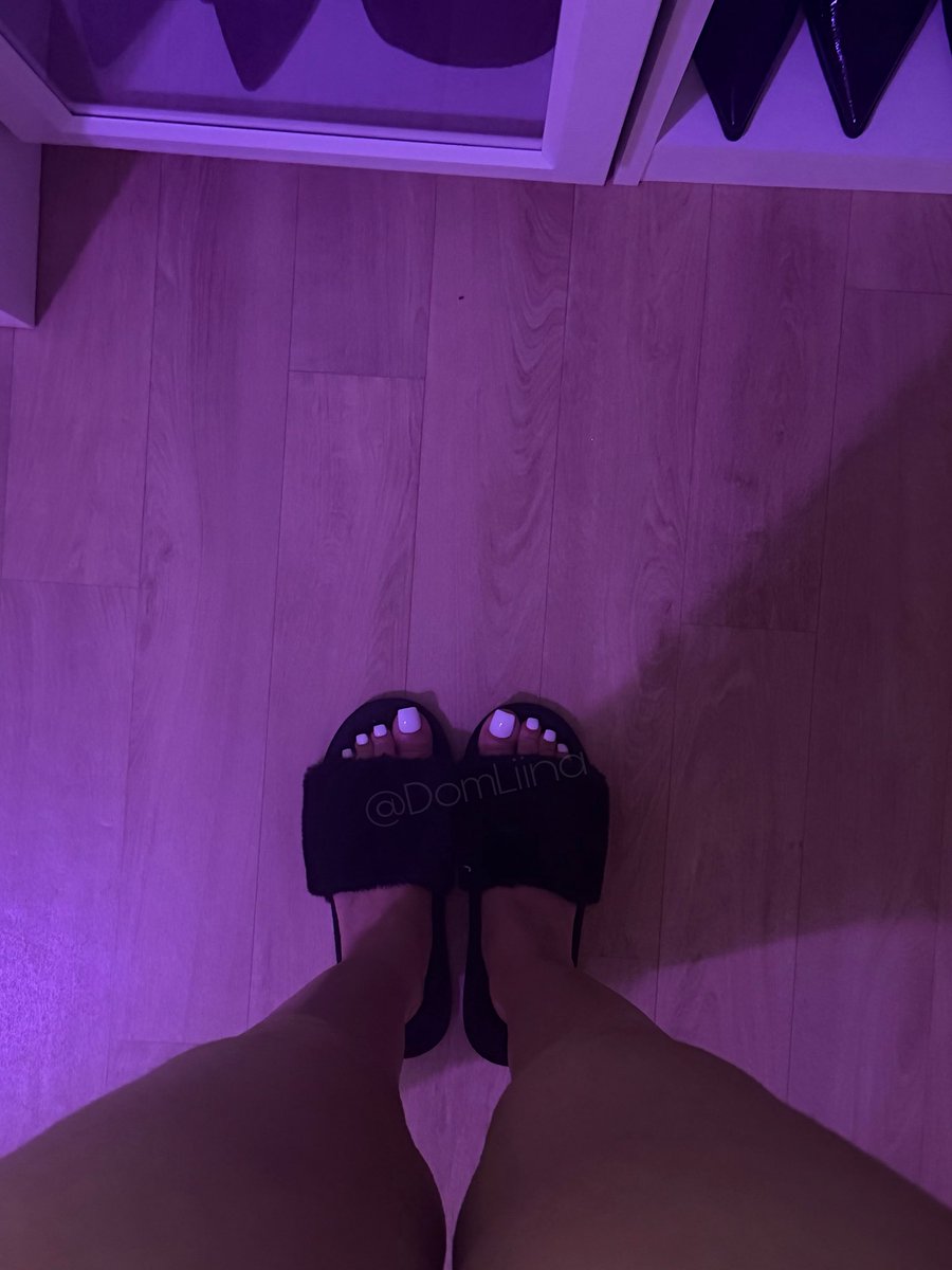 DomLiina's tweet photo. Trop sexy mes pieds dans mes claquettes noir 😍🫦✨ https://t.co/FvjZfG3NPE