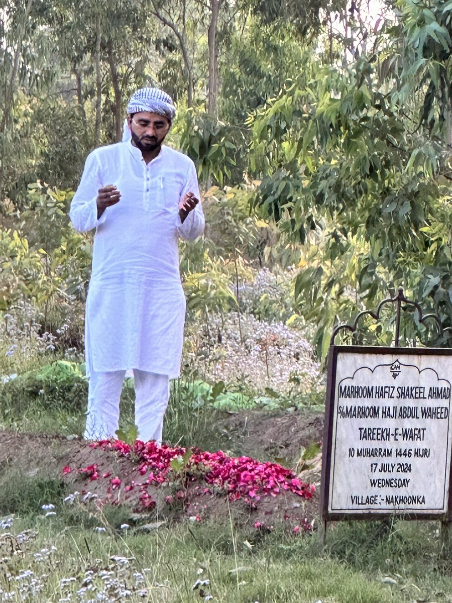 ParvezMobile's tweet photo. तसव्वुर में कभी आऊंगा लम्हात ए हंसीं बनकर
कभी आहट मेरी पाओगे और मुझको न पाओगे

कभी दुनिया मुक्कमल बन के आएगी निगाहों में
कभी मेरी कमी दुनिया की हर एक शह में पाओगे
Eid Mubarak Abbu ji 🌙😔
#EidMubark #EidUlFitr #Eidulfiter https://t.co/IKpgFQ0eZu
