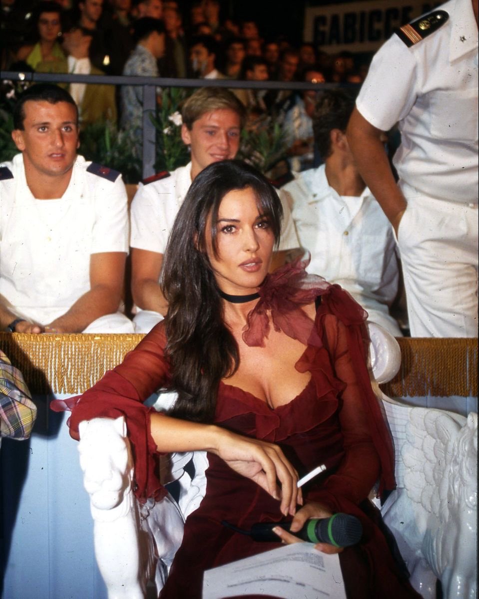 Одна тут отдыхаешь? tweet media