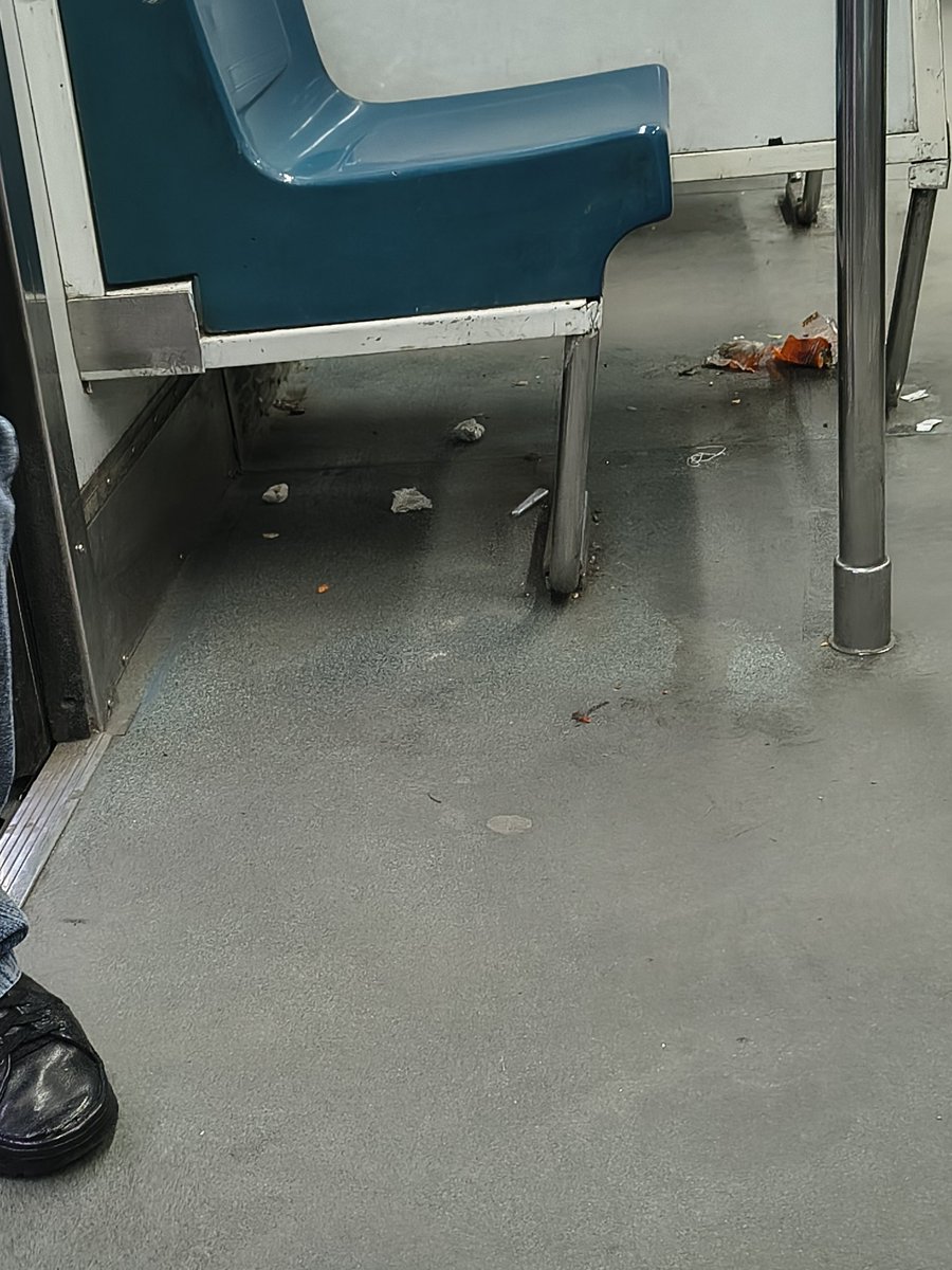 ErickJSantre's tweet photo. @MetroCDMX solicitó su apoyo. El vagón N. 1174 del tren de la línea B. Se encuentra asi https://t.co/cKCPeyi8vg