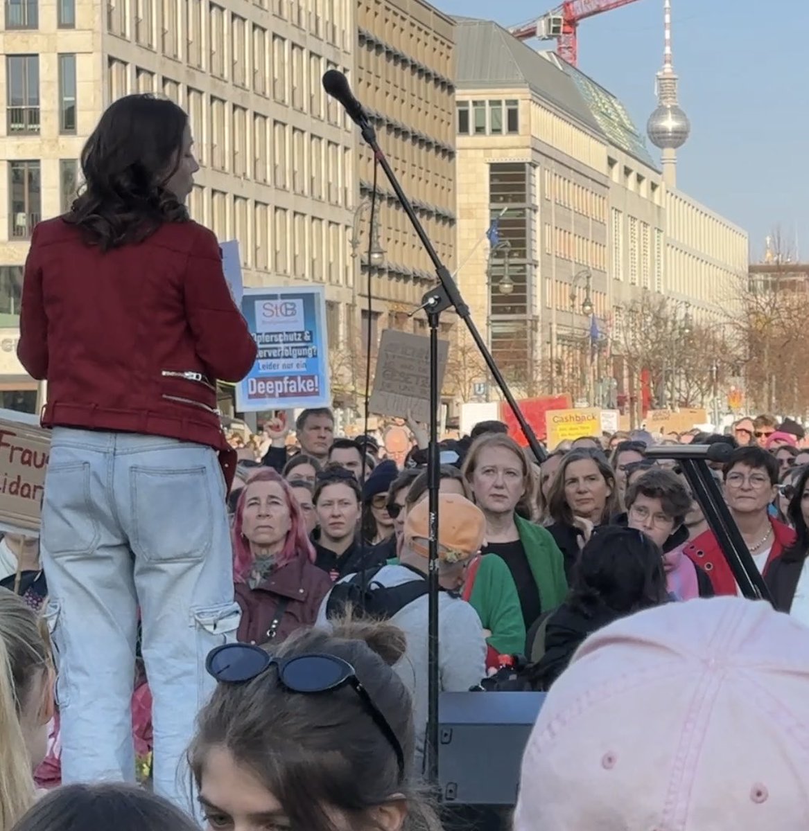 Julian Adrat tweet media