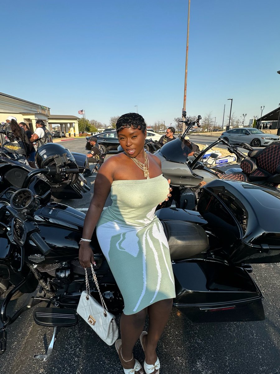 Funnyassjenise tweet media