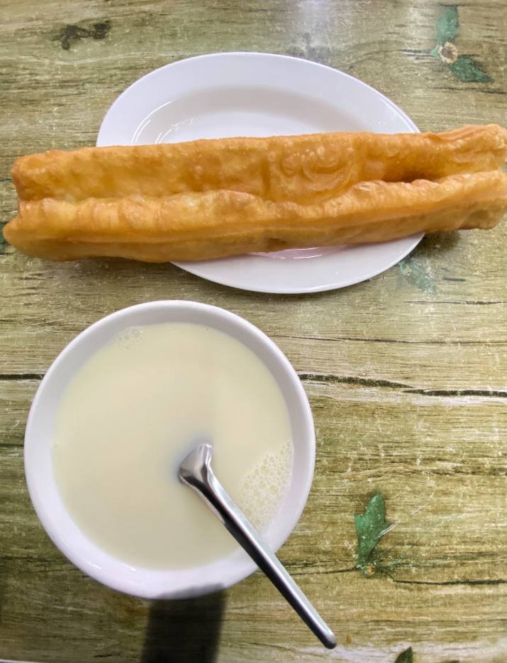同学们一般是先吃油条还是先喝豆浆呢？ 🙈🙈🙈