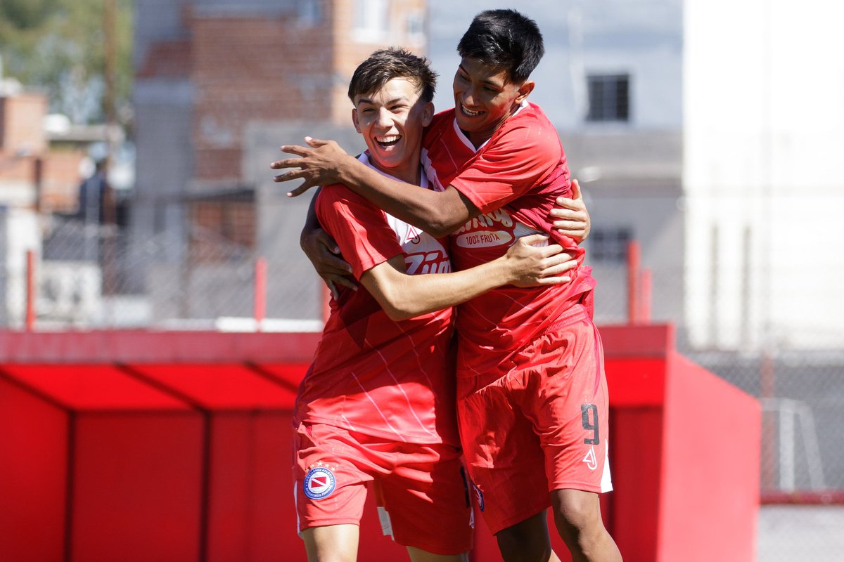 InferioresAAAJ's tweet photo. #AAAJ 🏆 Fecha 2 vs. @clubaldosivi 

🏟 En el CEFFA:
4ta: 3-2 (Altamirano, Velázquez, Berterame)
5ta: 3-1 (Lencina, Miño x2)
6ta: 2-0 (Bustamante x2)

🏟 En Mar del Plata:
7ma: 0-2 (Báez x2)
8va: 0-6 (Lacherra x2, De Nicolo, Ceretti, Ojeda, Vallejos)
9na: 1-1 (Sosa) https://t.co/ZcJB8rdLq6