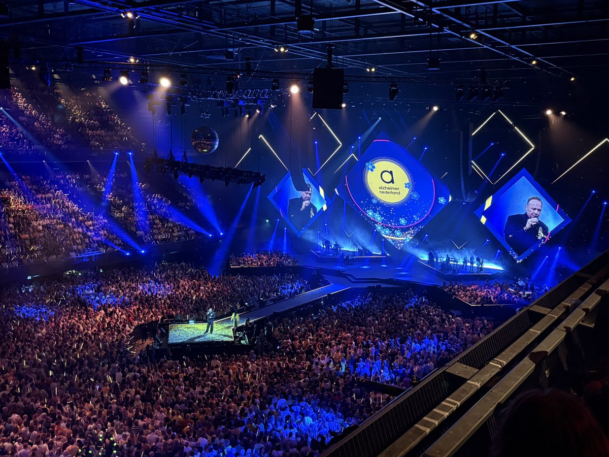 De vierde editie van het #herinneringstop50concert  in een volle #ziggodome is begonnen #alzheimernederland